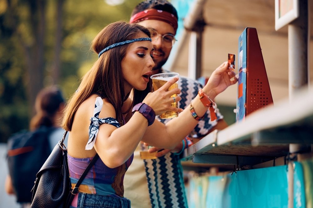 Young,Couple,Paying,With,Credit,Card,While,Buying,Drinks,At