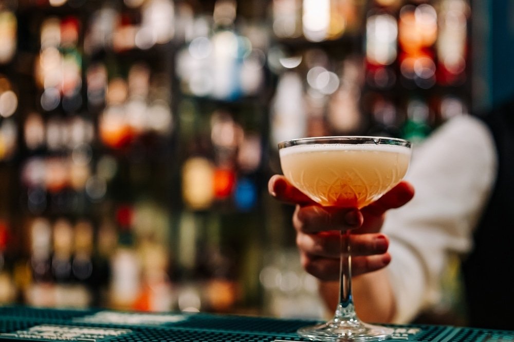 Man,Hand,Bartender,Making,Cocktail,In,Glass,On,The,Bar