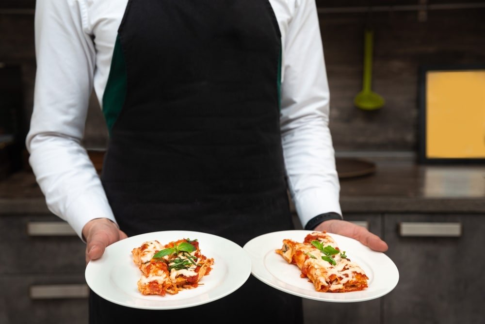 A,Professional,Waiter,In,A,Black,Apron,And,White,Shirt