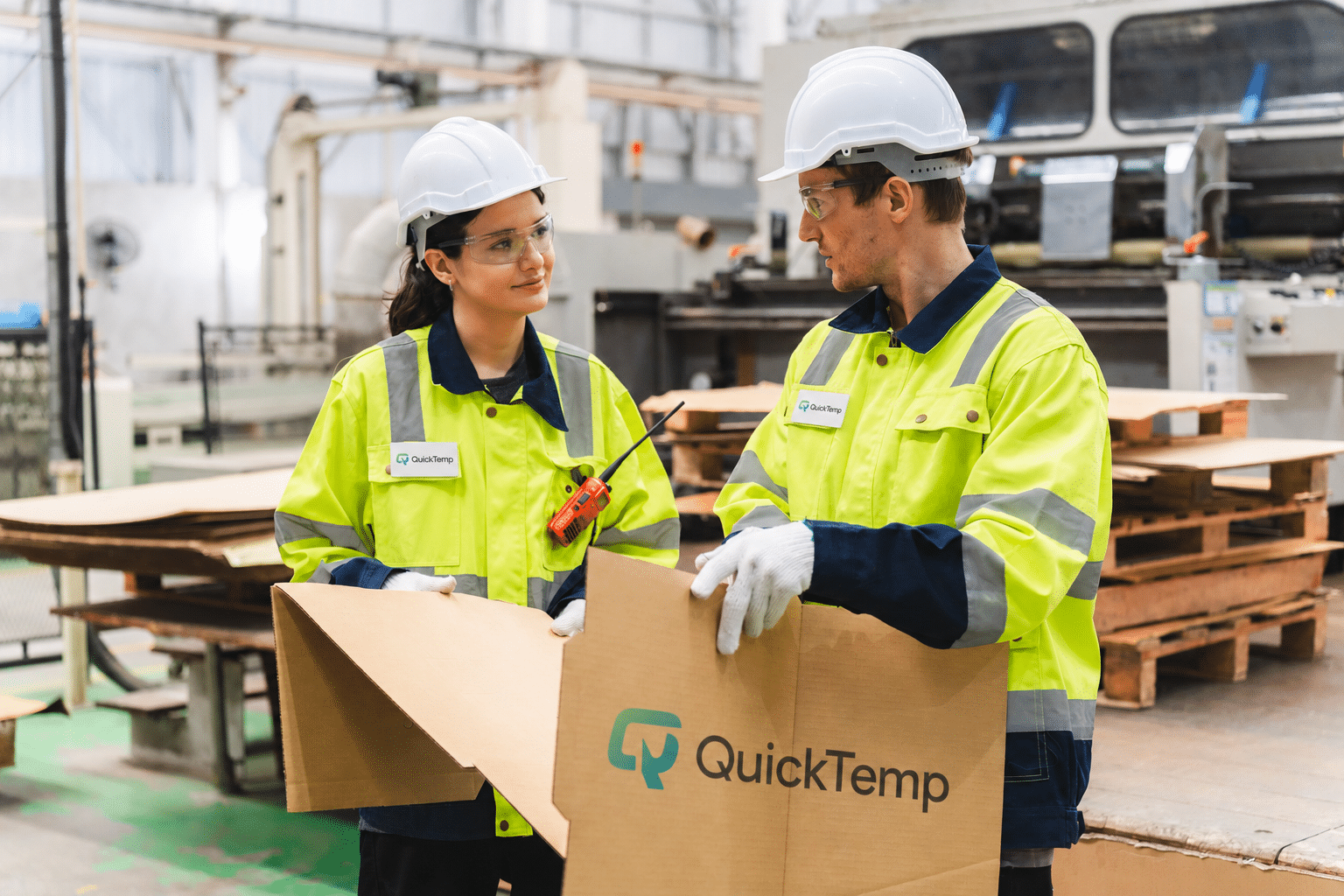 quicktemp magazijnmedewerkers veiligheidskleding logo karton