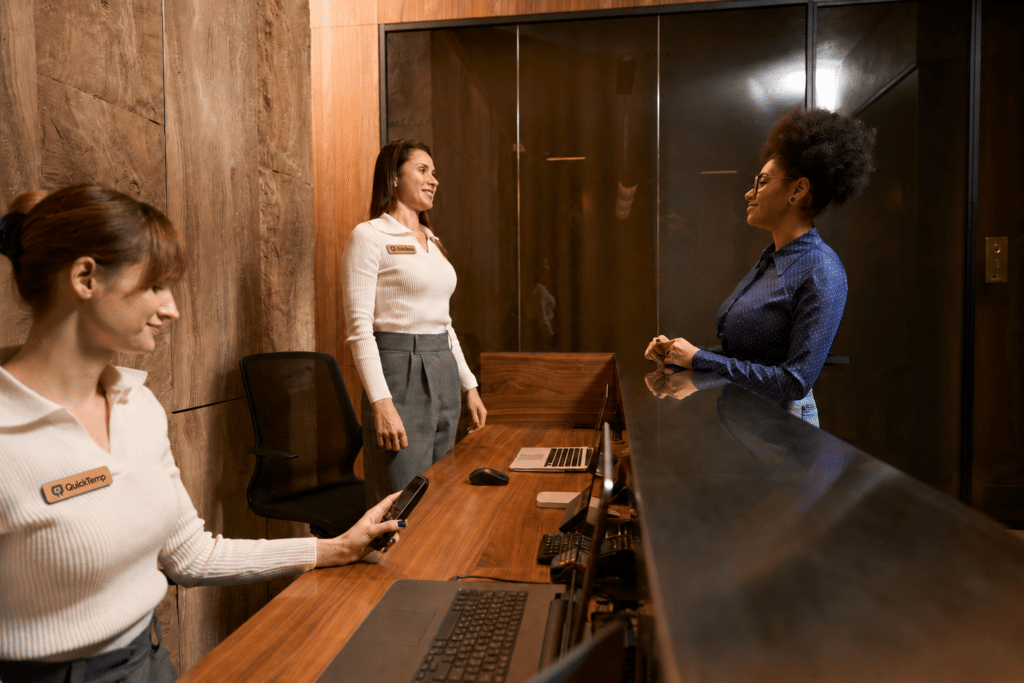 quicktemp receptiemedewerkers gouden naambordjes hotelbalie